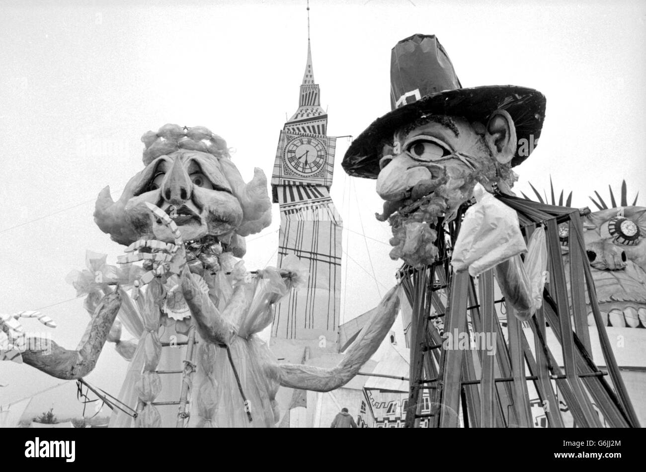 Mme Margaret Thatcher et Guy Fawkes comme marionnettes de 40 pieds sur le site de Blythe Hill Fields, Catford, dans le sud de Londres, où une version de 70 pieds de haut des chambres du Parlement brûlera dans le cadre d'un spectacle de feu de Guy Fawkes. Les marionnettes ne seront pas brûlées dans le spectacle de 13,000, qui est mis en scène par Welfare State International, une compagnie de théâtre de tournée qui se spécialise dans de grands spectacles extérieurs pour des occasions spéciales. Banque D'Images