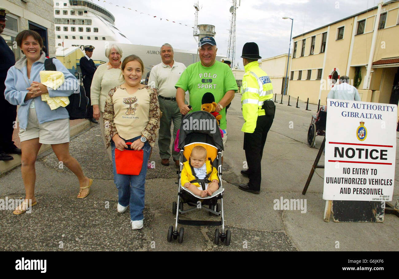 Mike Smith, 58 ans, (à droite) et son épouse, Tina, 39 ans, (à gauche) de St Peter Port, Guernesey, et les enfants Becky, 12 ans, et James,10 mois, quittez le croiseur P&O Aurora après son amarrage à Gibraltar, transportant des centaines de Britanniques qui ont été frappés par le novovirus.L'homme d'affaires Mike, a critiqué le manque d'informations disponibles pour les passagers disant qu'il se sentait désolé pour les personnes impliquées et qu'il aurait causé moins de contrariété aux familles si elles avaient donné plus d'informations. Banque D'Images