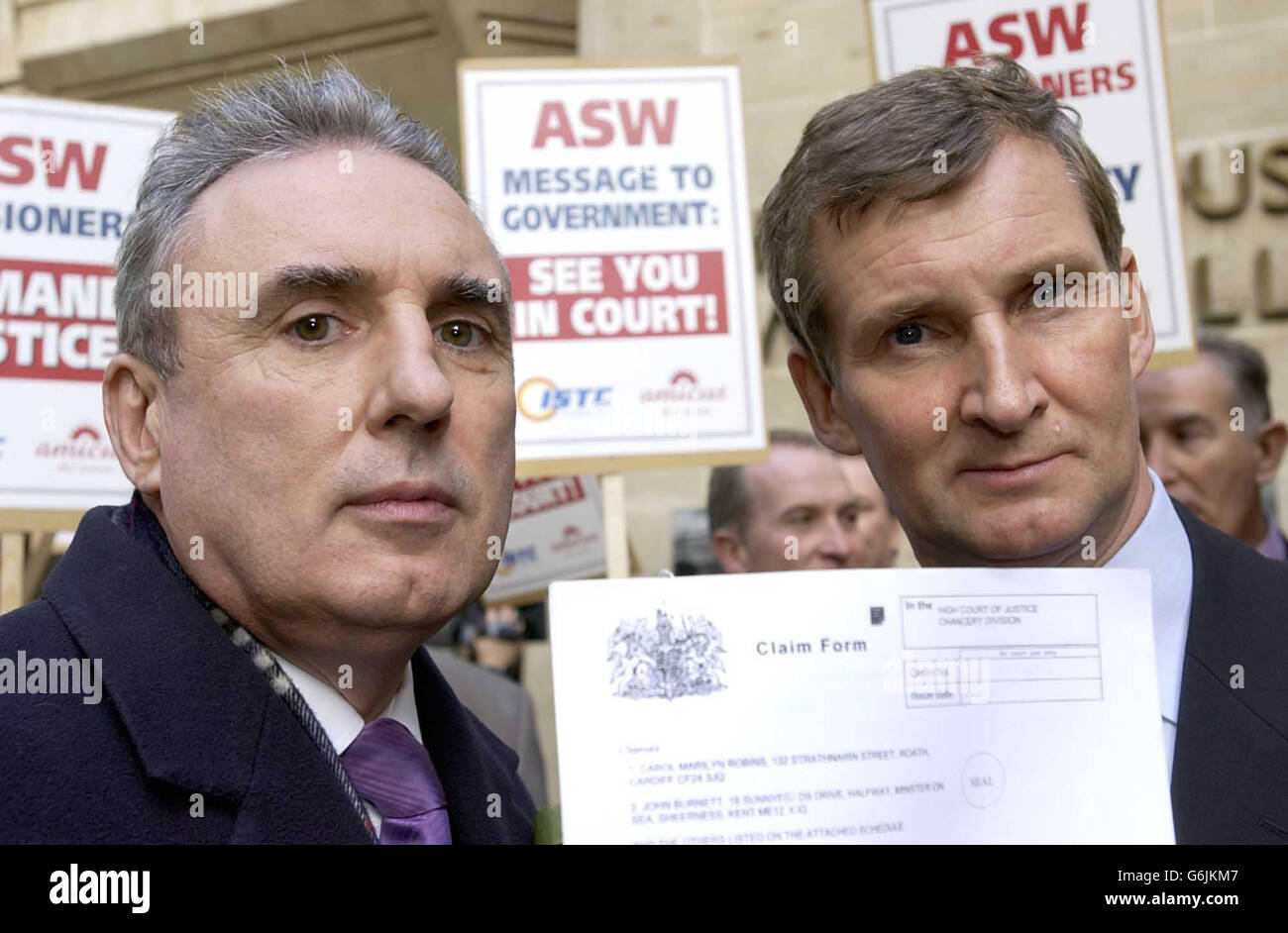 L-R: Michael Leahy, secrétaire général de l'ISTC, et Paul Talbot, secrétaire général adjoint de l'AMICUS à l'extérieur de Richmond House, Whitehall, accompagnés d'anciens travailleurs de l'ASW, qui livrent un bref au siège du ministère du travail et des pensions à Londres. Cette mesure sans précédent est prise en faveur de 1,000 travailleurs qui ont perdu leur emploi plus tôt cette année lorsque la société d'acier ASW, qui avait des usines à Cardiff et Sheerness, dans le Kent, a été mise sous séquestre. Banque D'Images L-R: Michael Leahy, secrétaire général de l'ISTC, et Paul Talbot, secrétaire général adjoint de l'AMICUS à l'extérieur de Richmond House, Whitehall, accompagnés d'anciens travailleurs de l'ASW, qui livrent un bref au siège du ministère du travail et des pensions à Londres. Cette mesure sans précédent est prise en faveur de 1,000 travailleurs qui ont perdu leur emploi plus tôt cette année lorsque la société d'acier ASW, qui avait des usines à Cardiff et Sheerness, dans le Kent, a été mise sous séquestre. Banque D'Images