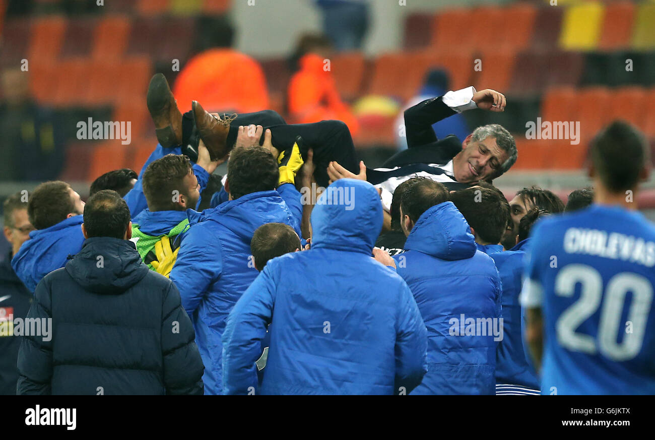 L'entraîneur grec Fernando Santos est jeté dans l'air alors que son côté célèbre la victoire et la qualification pour les finales de la coupe du monde à la fin du match Banque D'Images