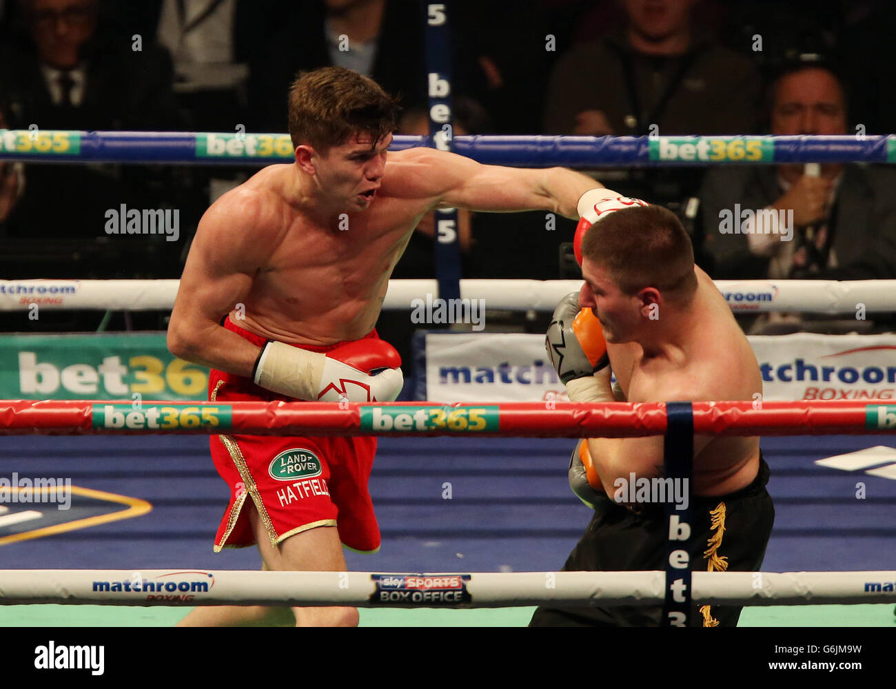 Boxe - léger - Luke Campbell v Chuck Jones - téléphones 4u Arena.Luke Campbell en action avec Chuck Jones dans leur combat léger à la Phone 4u Arena, Manchester. Banque D'Images