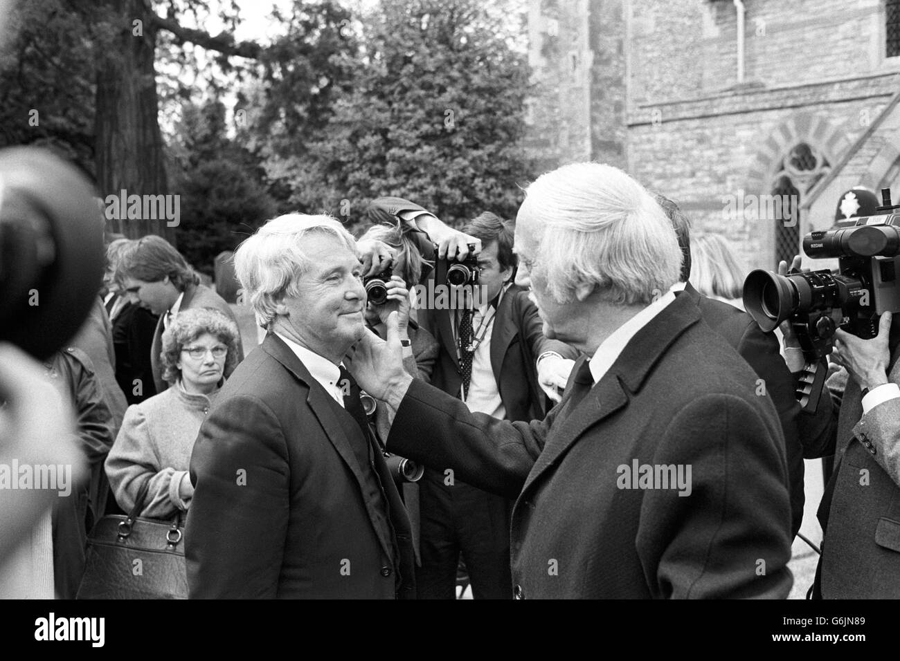 Le comédien Stan Stennet parle avec Ernie Wise à la suite des funérailles d'Eric Morecambe à l'église Saint-Nicolas à Harpenden.Stan était avec Eric la nuit où il a eu sa crise cardiaque fatale en coulisses au Théâtre Roses de Tewkesbury. Banque D'Images