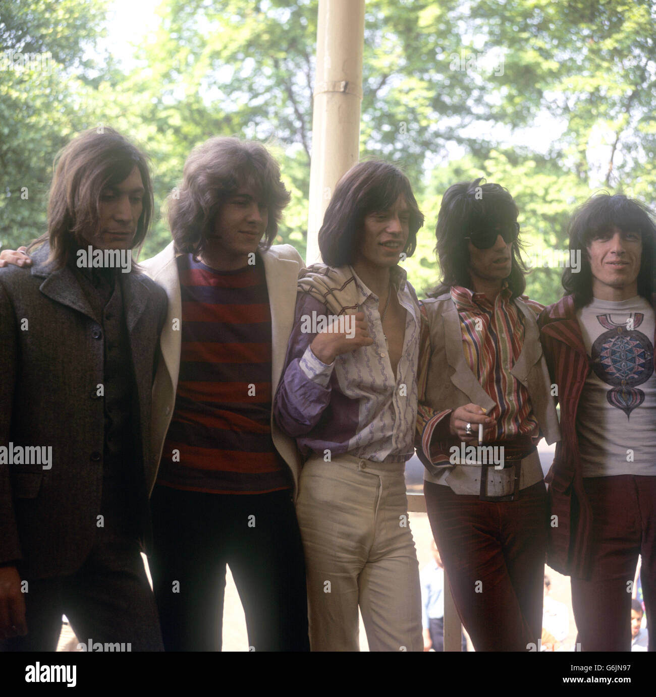 Le nouveau membre Mick Taylor (deuxième à partir de la gauche) rejoint les Rolling Stones pour remplacer le guitariste principal Brian Jones, photographié à Hyde Park, Londres. (l-r) Charlie Watts, Mick Taylor, Mick Jagger, Keith Richards et Bill Wyman. Banque D'Images
