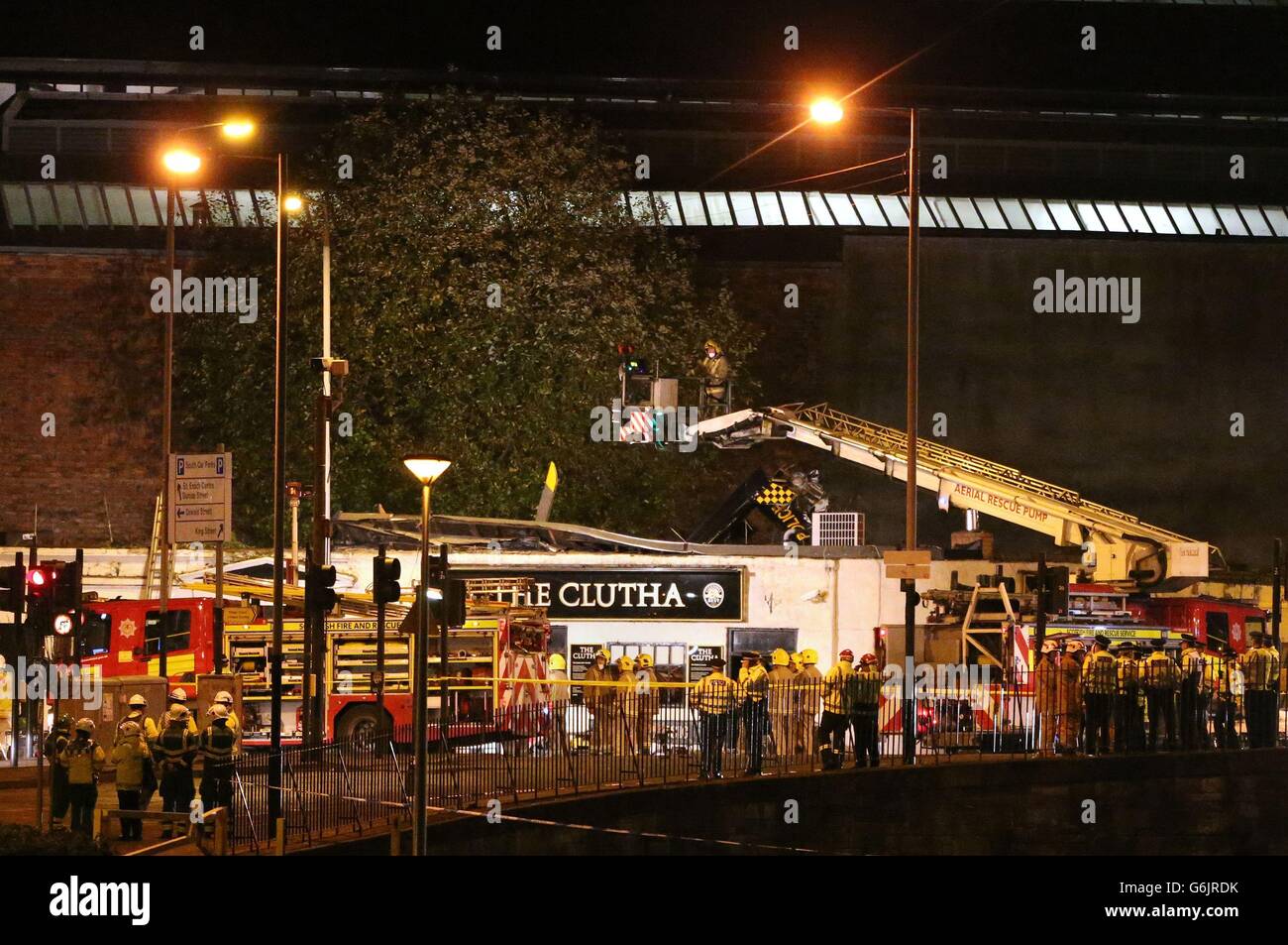 Accident d'hélicoptère à Glasgow.La police et les services écossais d'incendie et de sauvetage sur les lieux d'un accident d'hélicoptère au Clutha Bar à Glasgow. Banque D'Images