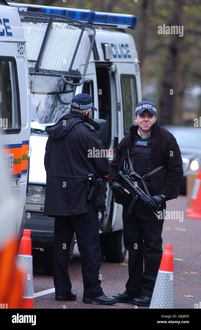 Des policiers armés font un point de contrôle sur la colline de la Constitution près de Buckingham Palace dans le centre de Londres, avant la visite d'État du président américain George Bush. La plus grande opération de sécurité jamais montée en Grande-Bretagne pour un chef d'État en visite se prépare, avant l'arrivée controversée du président Bush à Londres ce soir. Banque D'Images