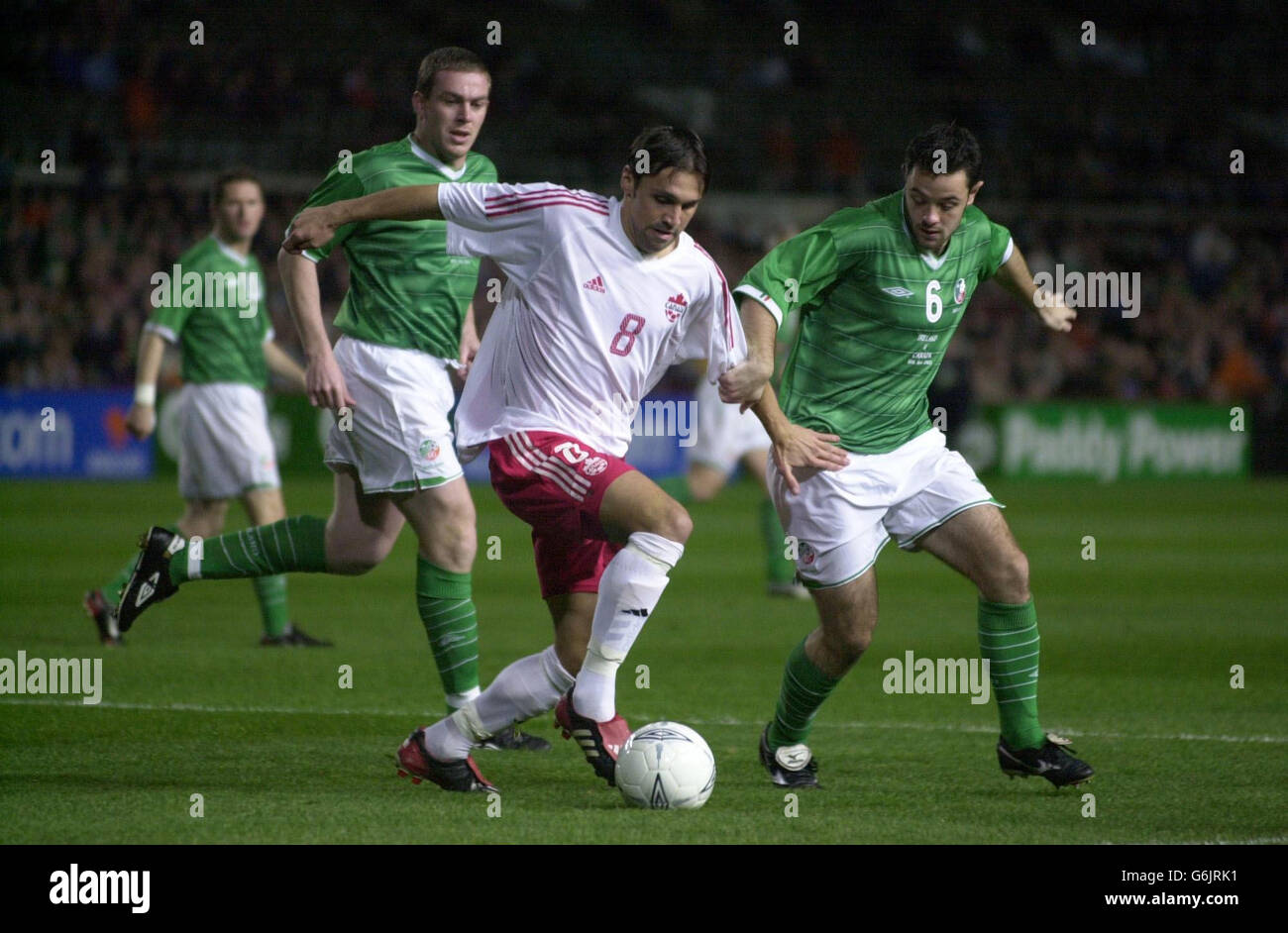 Andy Reid (à droite), de l'Irlande, s'attaque à Daniel Imhof, du Canada, pendant l'Irlande contre Canada International friendly, à Landsdowne Road, Dublin. Banque D'Images