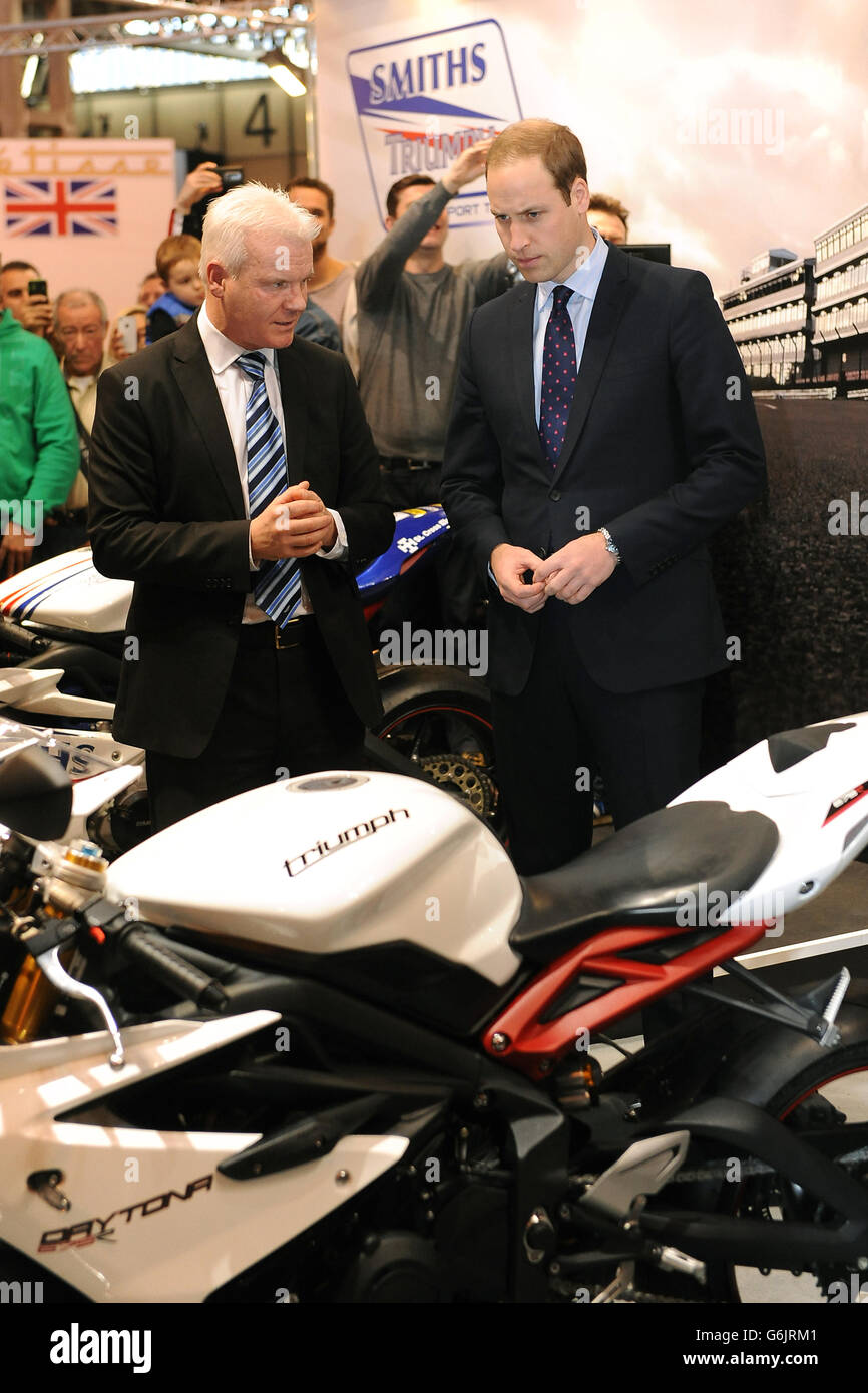 Le duc de Cambridge avec Rick Cawley, directeur général de Triumph Motorcycles UK (à gauche) lors de sa visite à Motorcycle Live au NEC, Birmingham. APPUYEZ SUR ASSOCIATION photo. Date de la photo: Samedi 30 novembre 2013. Voir PA Story ROYAL Cambridge. Le crédit photo devrait se lire comme suit : Joe Giddens/PA Wire Banque D'Images