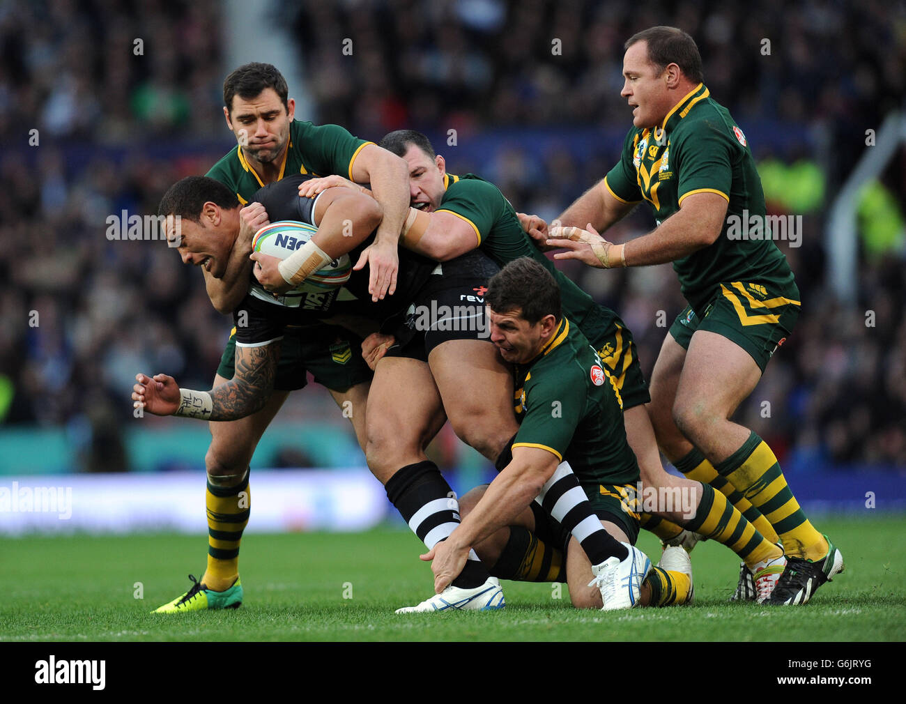 Le Manu Vatuvei de Nouvelle-Zélande est attaqué par une défense australienne forte lors de la finale de la coupe du monde de rugby à XV à Old Trafford, Manchester. Banque D'Images