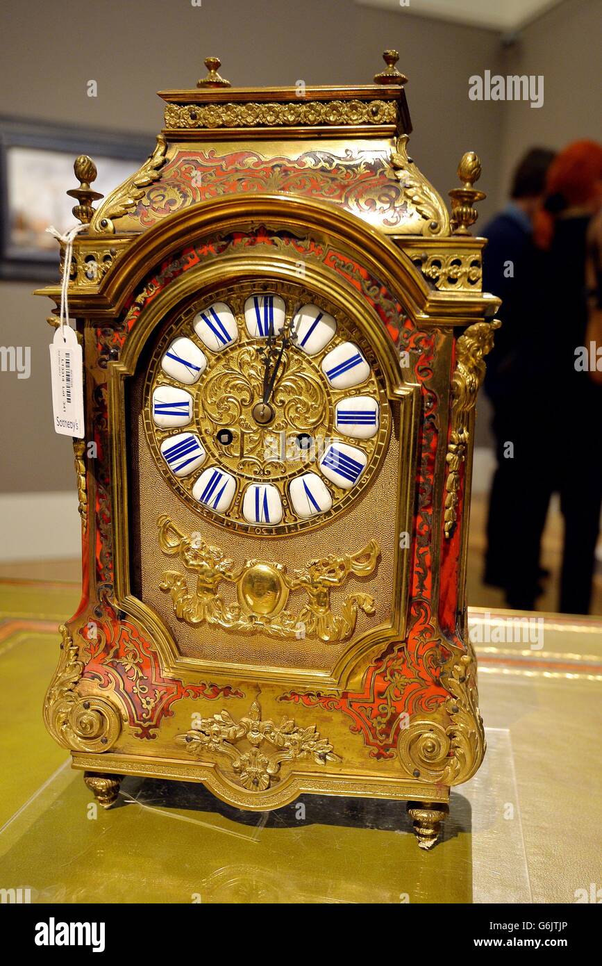 Une horloge dorée Louis XIV, fabriquée en 1880, devrait se vendre entre  £1,500 et £2,500 le 4 décembre, dans la salle d'exposition du Sotheby, dans  le centre de Londres Photo Stock - Alamy