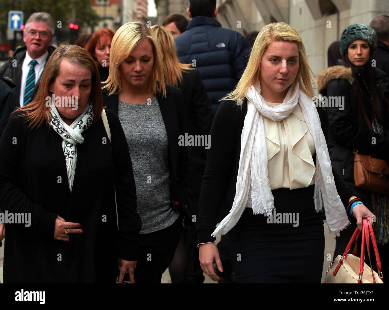 (De gauche à droite) la mère de Lee Rigby, Lyn Rigby, la sœur Sara McClure et la fiancée Aimee West à l'Old Bailey pendant le procès de Michael Adebolajo, 28 ans, et de Michael Adebowale, 22 ans, qui sont accusés de son meurtre. Banque D'Images