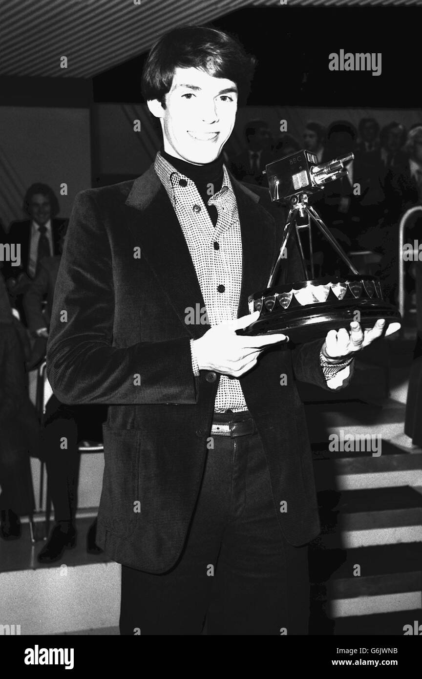 John Curry, champion britannique de patinage artistique qui a remporté une médaille d'or aux Jeux olympiques d'hiver à Londres, après avoir reçu le trophée BBC pour « Sport Personality of 1976 ». Banque D'Images