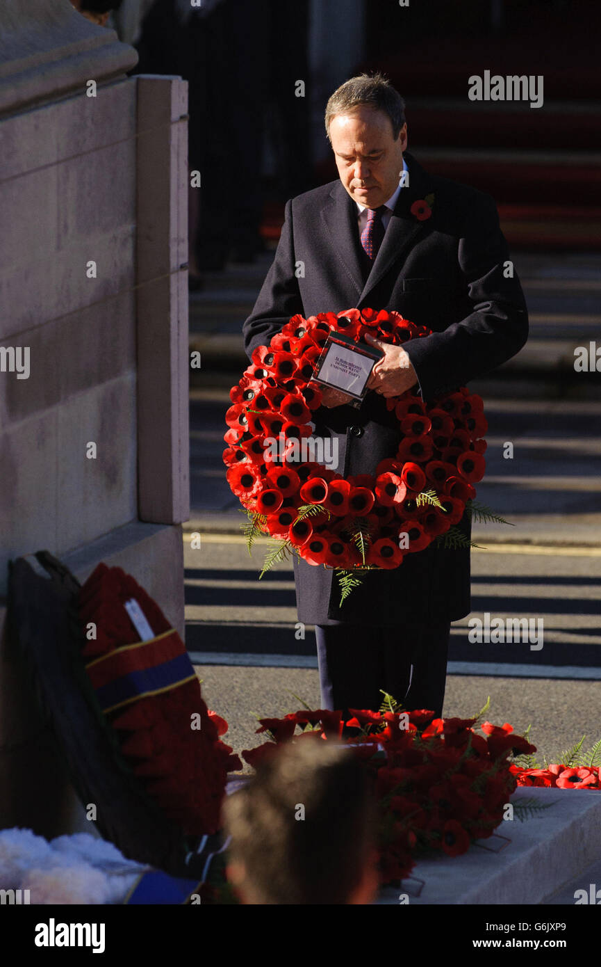 Nigel Dodds, vice-dirigeant de l'unioniste démocratique, dépose une couronne au mémorial Cenotaph à Whitehall, dans le centre de Londres, lors du service annuel du dimanche du souvenir qui a eu lieu en hommage aux membres des forces armées qui sont morts dans des conflits majeurs. Banque D'Images