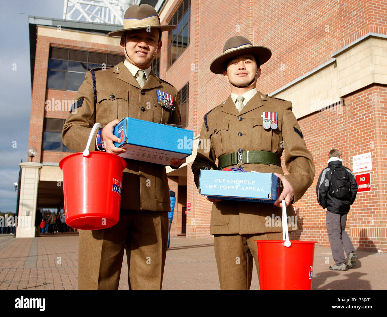 Ghurka Poppy vendeurs à l'extérieur du stade de lumière avant le match Barclays Premier League Sunderland / Manchester City au stade de la lumière, Sunderland Banque D'Images