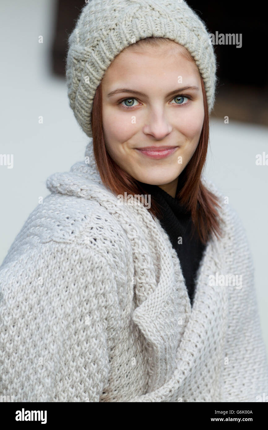 Jeune femme portant un bonnet de laine et d'un cardigan Banque D'Images