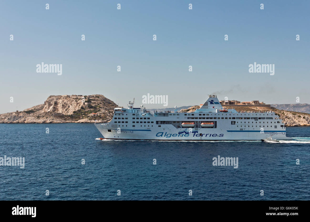 Des ferries Algérie bateau dans la baie de Marseille, ou de Marseille, France, Europe Banque D'Images