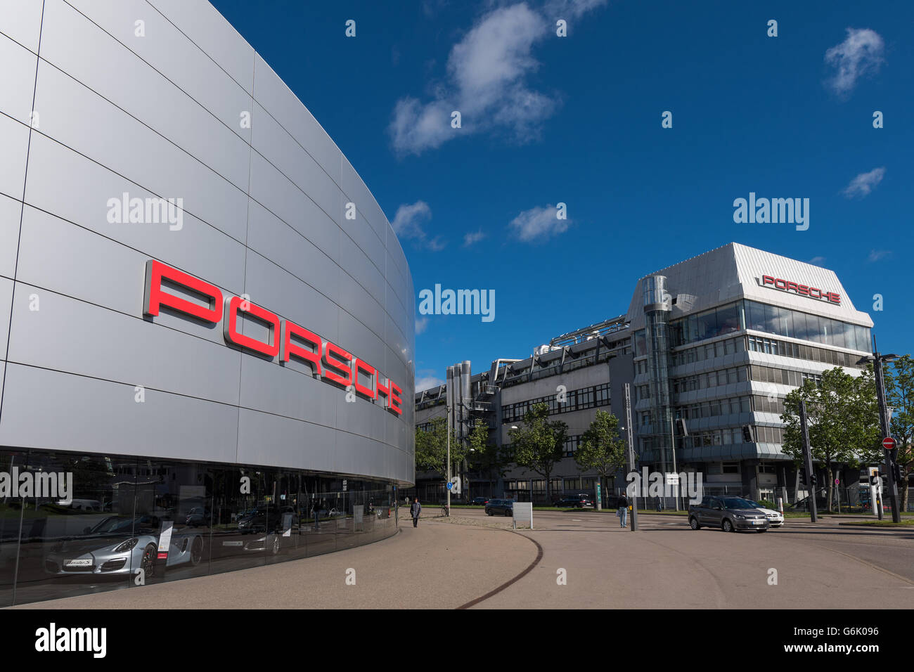 Le Centre Porsche et l'usine Porsche de Zuffenhausen, Porscheplatz,, Stuttgart, Bade-Wurtemberg, Allemagne Banque D'Images