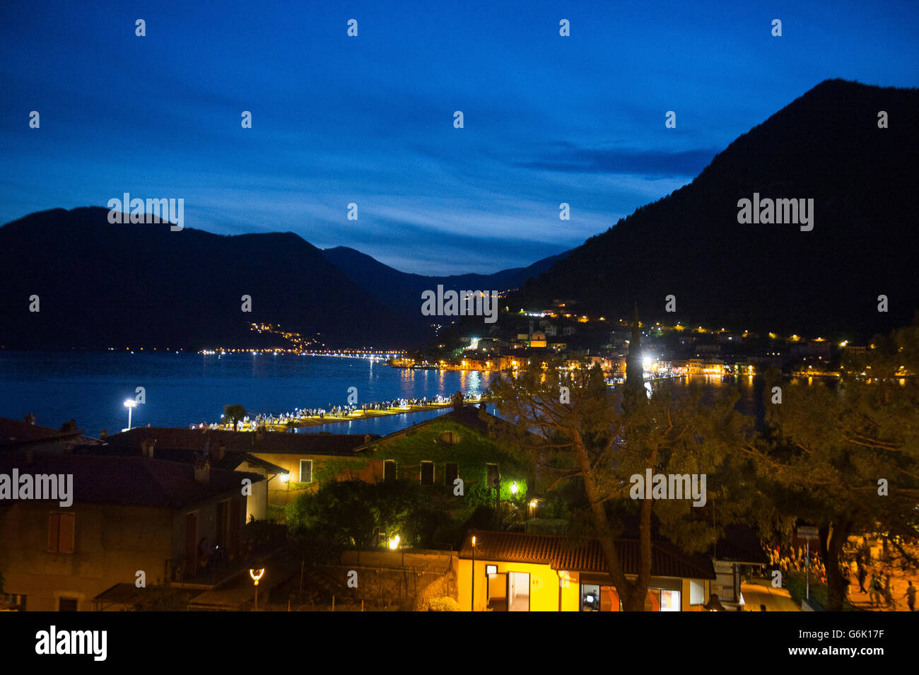 Le lac d'Iseo, Italie. Lombardie Christo Vladimirov Yavachev réalisé les piliers flottants avec Montisola Iseo reliant les îles et S Banque D'Images