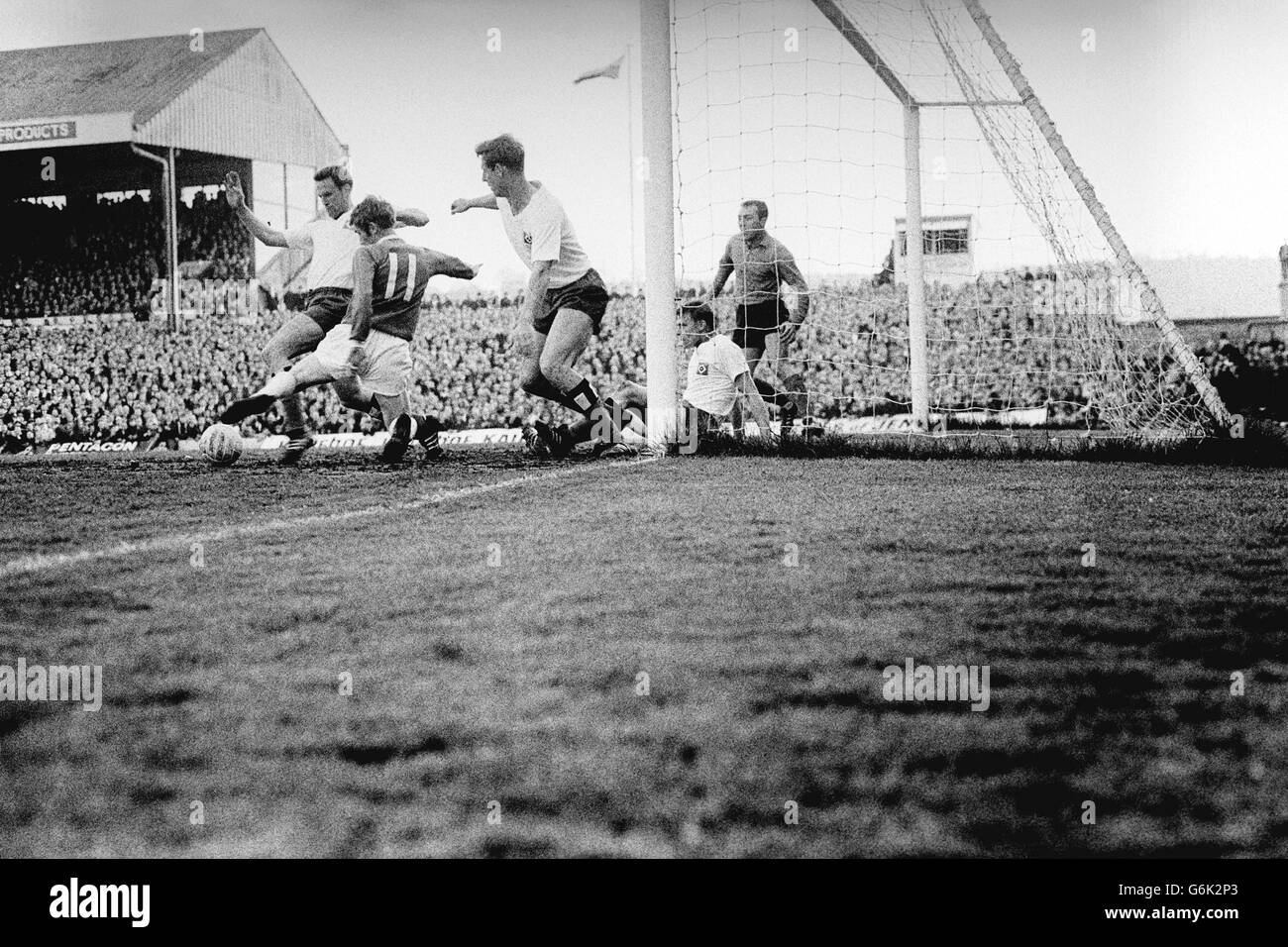 L'ailier gauche de Cardiff Leslie Lea (11) tente de contrôler le ballon dans le S.V. Hambourg en goalmouth, mais les Allemands parviennent à éliminer le ballon lors de la deuxième partie du match de demi-finale de la coupe des vainqueurs de la coupe d'Europe contre Cardiff à Ninian Park, Cardiff. Les espoirs de Cardiff d'une place dans la finale ont été anéantis après avoir perdu le match de ce soir 3-2 à S.V. Hambourg et perdre plus de deux jambes sur l'agrégat 4-3. Banque D'Images