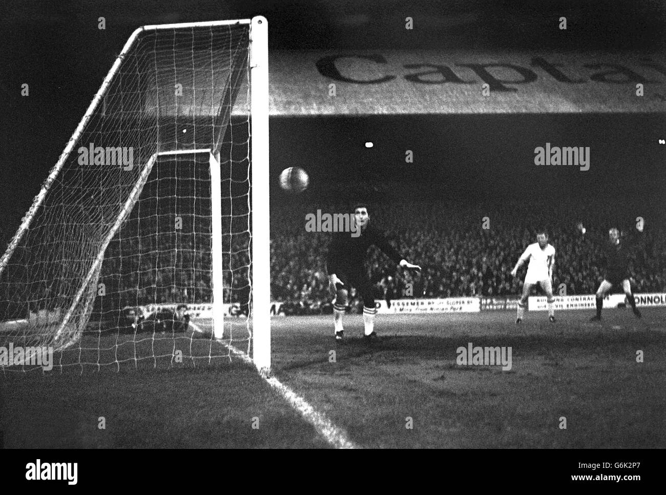 Barrie Jones (r) lève les bras en triomphe alors qu'il voit son tir entrer sur le net pour donner à Cardiff le premier but gagnant de la première partie du match quart de finale de la coupe des vainqueurs de la coupe d'Europe contre Moscou Torpedo à Ninian Park, Cardiff. Banque D'Images