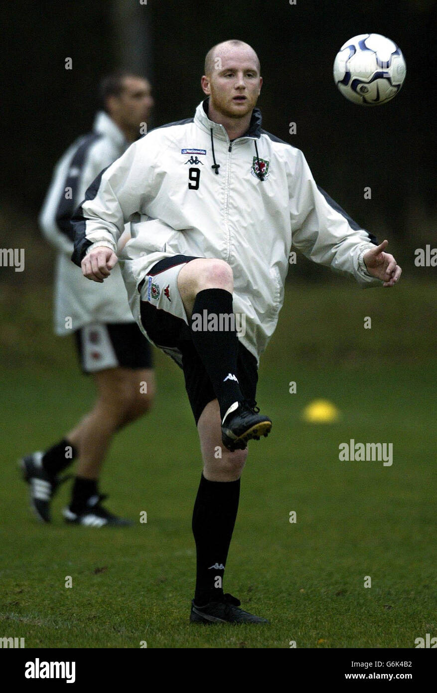 L'attaquant gallois John Hartson se réchauffe sur le terrain d'entraînement de l'Université de Glamourgan, à Cardiff, avant la première partie du championnat européen 2004 de jouer contre la Russie à Moscou. Banque D'Images