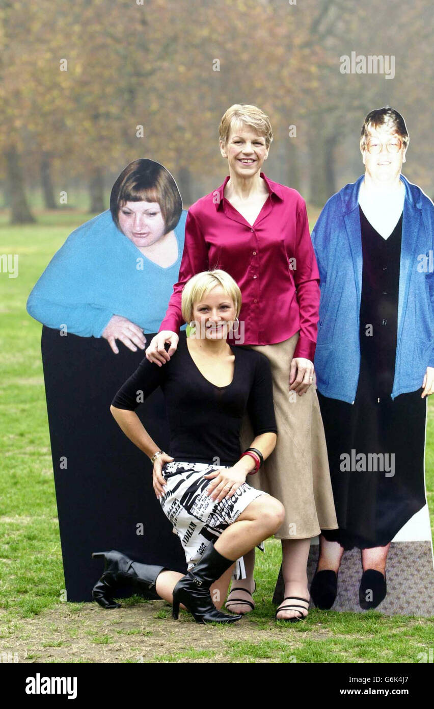 Marie McQuarrie (à droite) et Clare Gadsdon (à gauche), après avoir été nommée femmes du monde de l'année 2003, St James' Park, Londres.Marie McQuarrie a remporté le titre national global après avoir perdu un 19st 11lb vital en trois ans, et Clare Gadsdon, qui a gagné la femme anglaise Slimming World de l'année 2003, a perdu 8st 9,5 lb - la moitié de son poids corporel - après avoir été diagnostiquée comme étant « obèse orbitale ». Banque D'Images