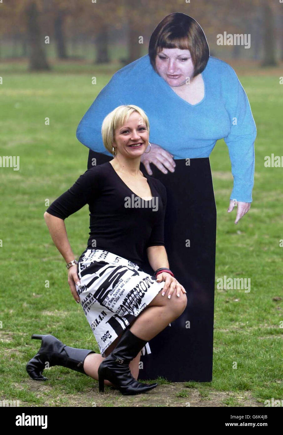 Clare Gadsdon avec une découpe en carton de son ancien soi, célèbre après avoir été nommée femme de l'année 2003 de Slimming World, Angleterre, à St James' Park, Londres. Mme Gadsdon, 30 ans, une nounou de Bromley, a perdu 8st 9.5lb - la moitié de son poids corporel - après avoir été diagnostiquée comme étant 'obèse en orbite'. Banque D'Images
