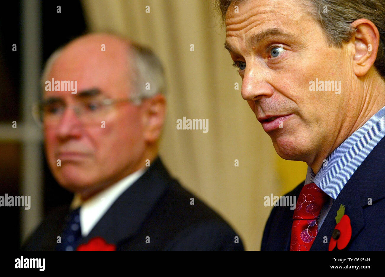 Le Premier ministre australien John Howard (à droite) avec son homologue britannique Tony Blair lors d'une conférence de presse à Downing Street. M. Howard est en visite officielle de cinq jours. Banque D'Images