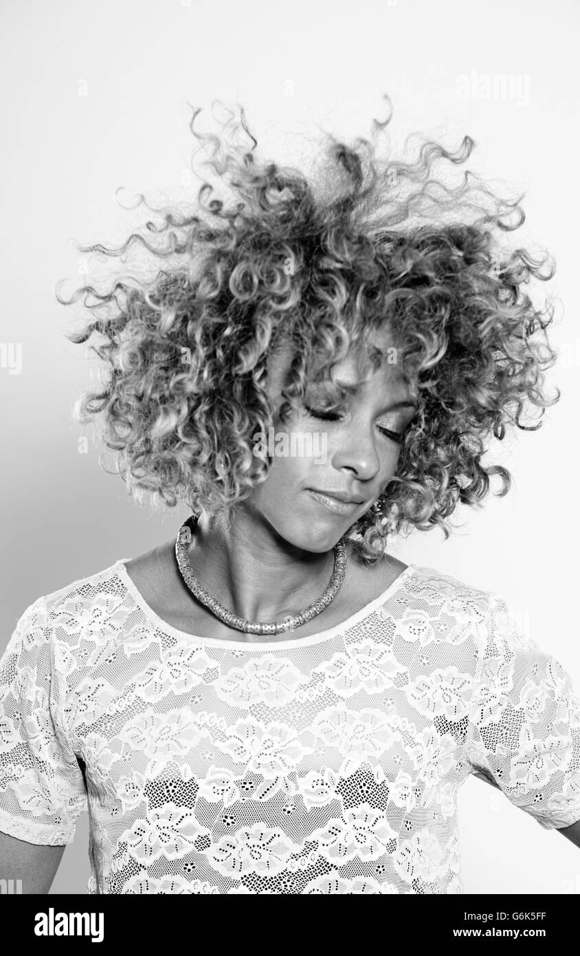 Portrait de femme avec afro secoue la tête Banque D'Images Portrait de femme avec afro secoue la tête Banque D'Images
