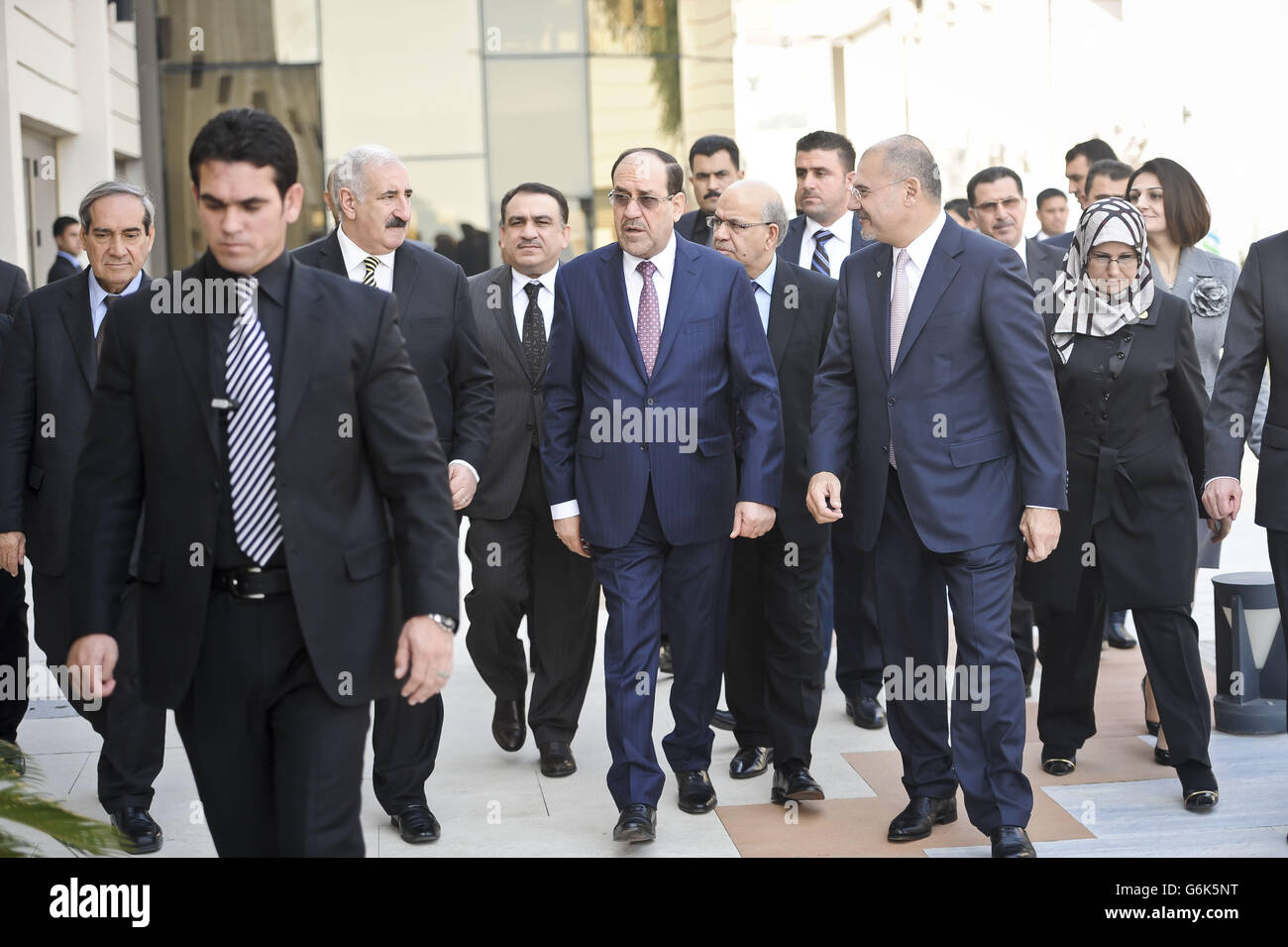 Le Premier ministre irakien Nouri Al-Maliki (au centre) assiste à l'ouverture de la première succursale de la banque britannique Standard Chartered, à Bagdad, en Irak, officiellement ouverte par le Premier ministre du pays dans ce qui est considéré comme une étape importante dans sa reprise. Banque D'Images