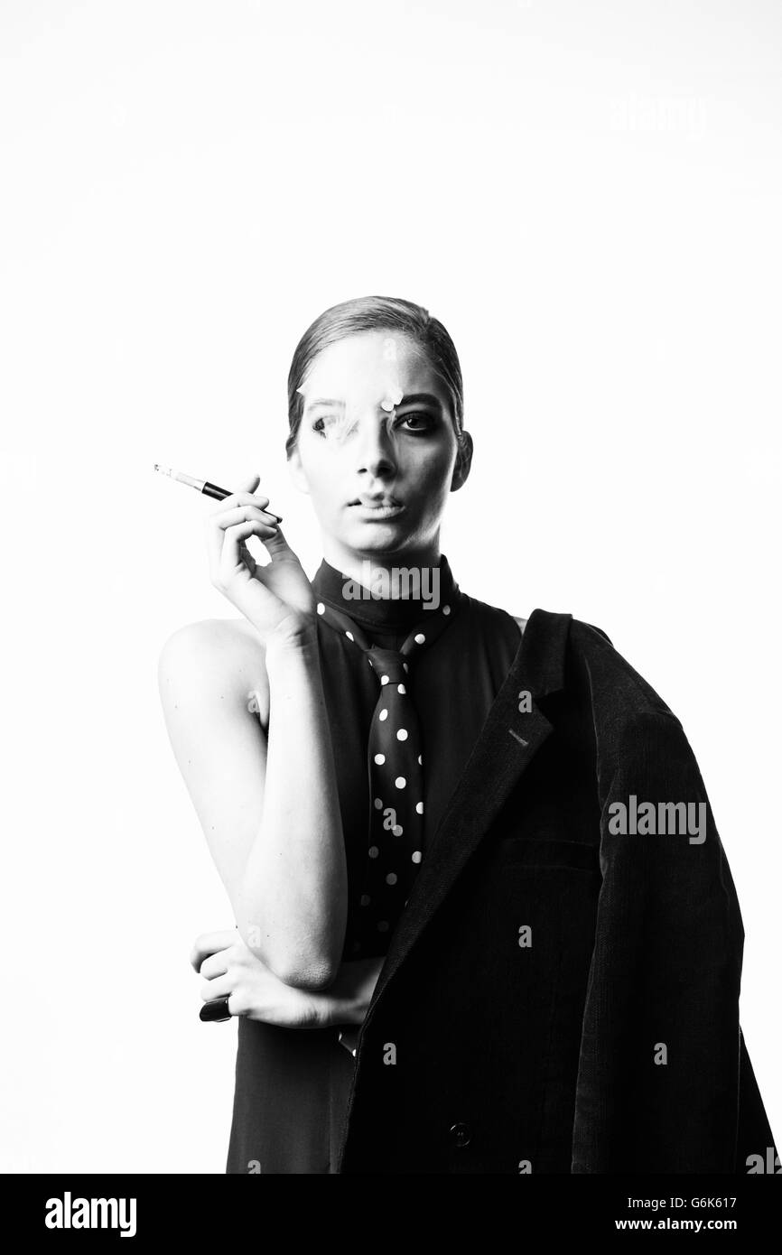 Portrait de femme élégante fumer une cigarette Banque D'Images