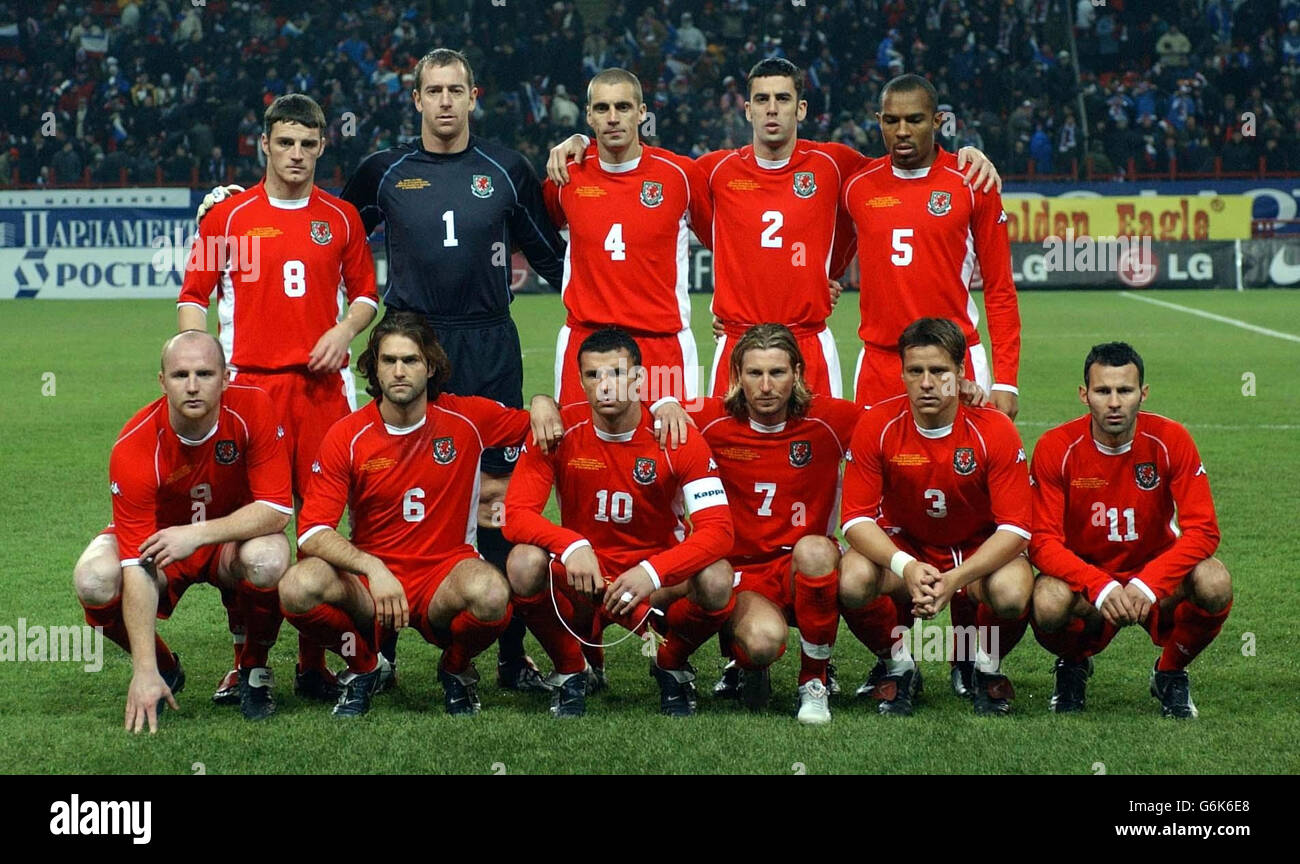 L'équipe galloise s'alignent avant leur match nul de 0-0 contre la Russie dans les éliminatoires de l'Euro 2004 au stade Lokomotiv, à Moscou.USAGE ÉDITORIAL UNIQUEMENT Banque D'Images L'équipe galloise s'alignent avant leur match nul de 0-0 contre la Russie dans les éliminatoires de l'Euro 2004 au stade Lokomotiv, à Moscou.USAGE ÉDITORIAL UNIQUEMENT Banque D'Images