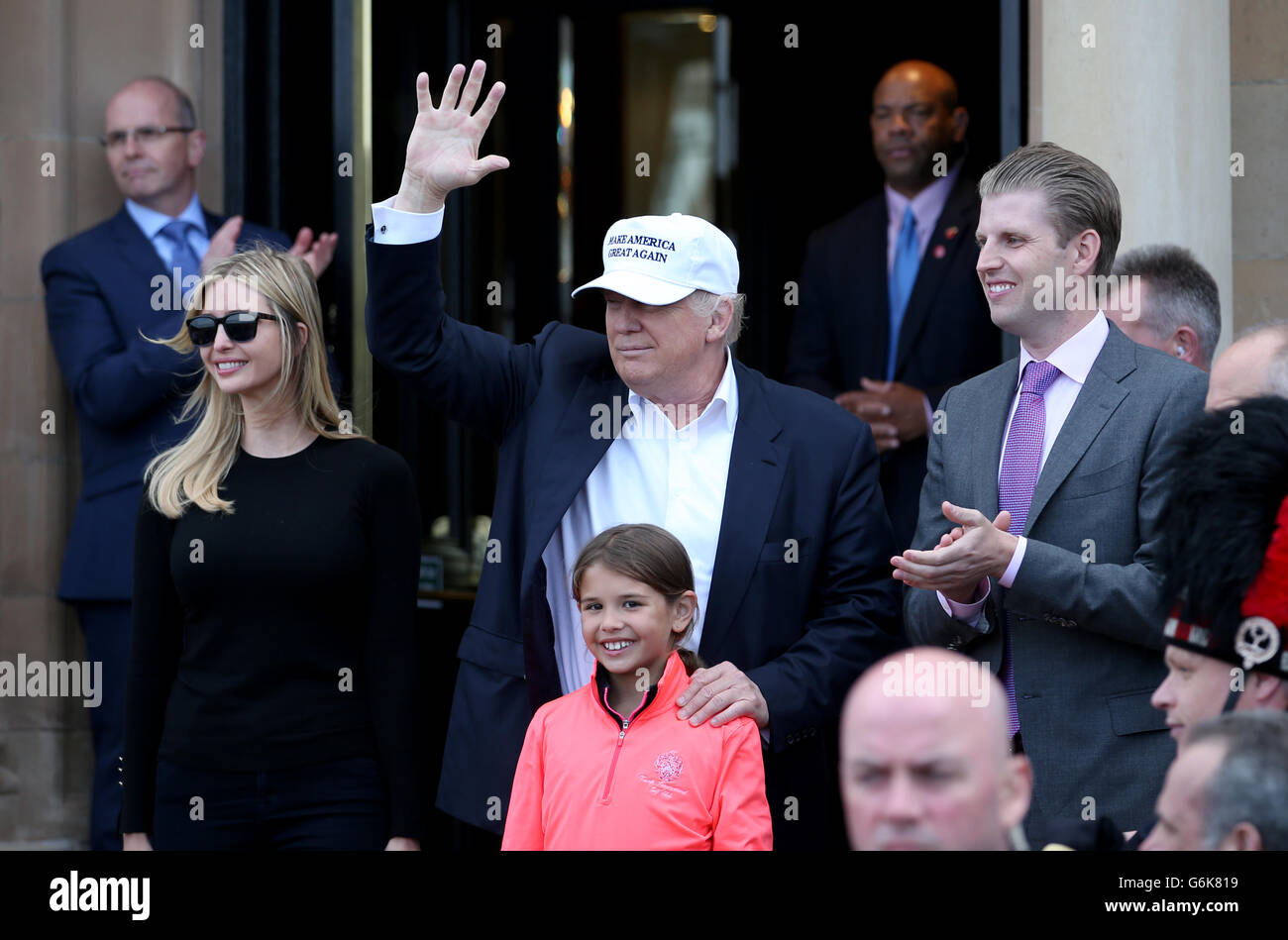 Espoir présidentiel américain Donald Trump arrive avec sa fille Ivanka, fils Eric (à droite) et grand fille Kai Madison Trump, sur sa nouvelle Trump Turnberry golf à South Ayrshire. Banque D'Images