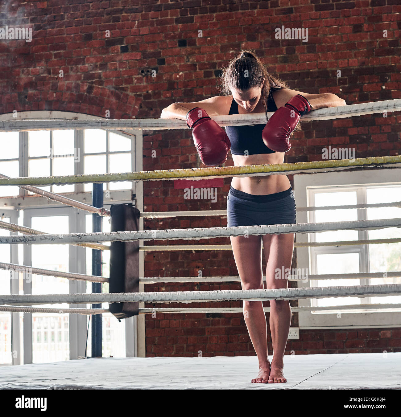 Femme sport formation mma boxe shadow boxing ring fitness arts martiaux mixtes Banque D'Images