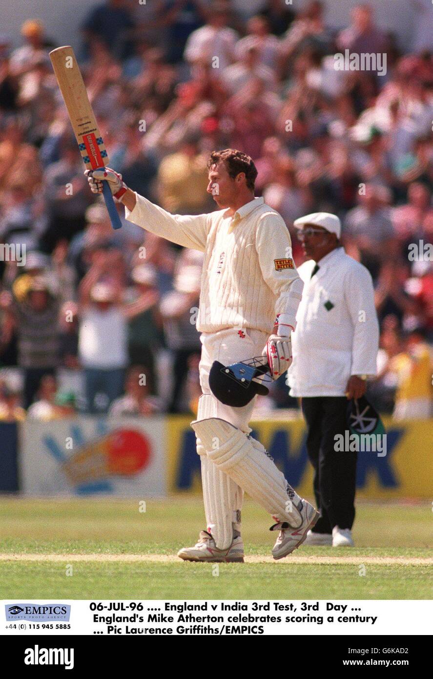06-JUL-96, Angleterre / Inde 3e Test, 3e jour, le Mike Atherton d'Angleterre célèbre un siècle de notation Banque D'Images