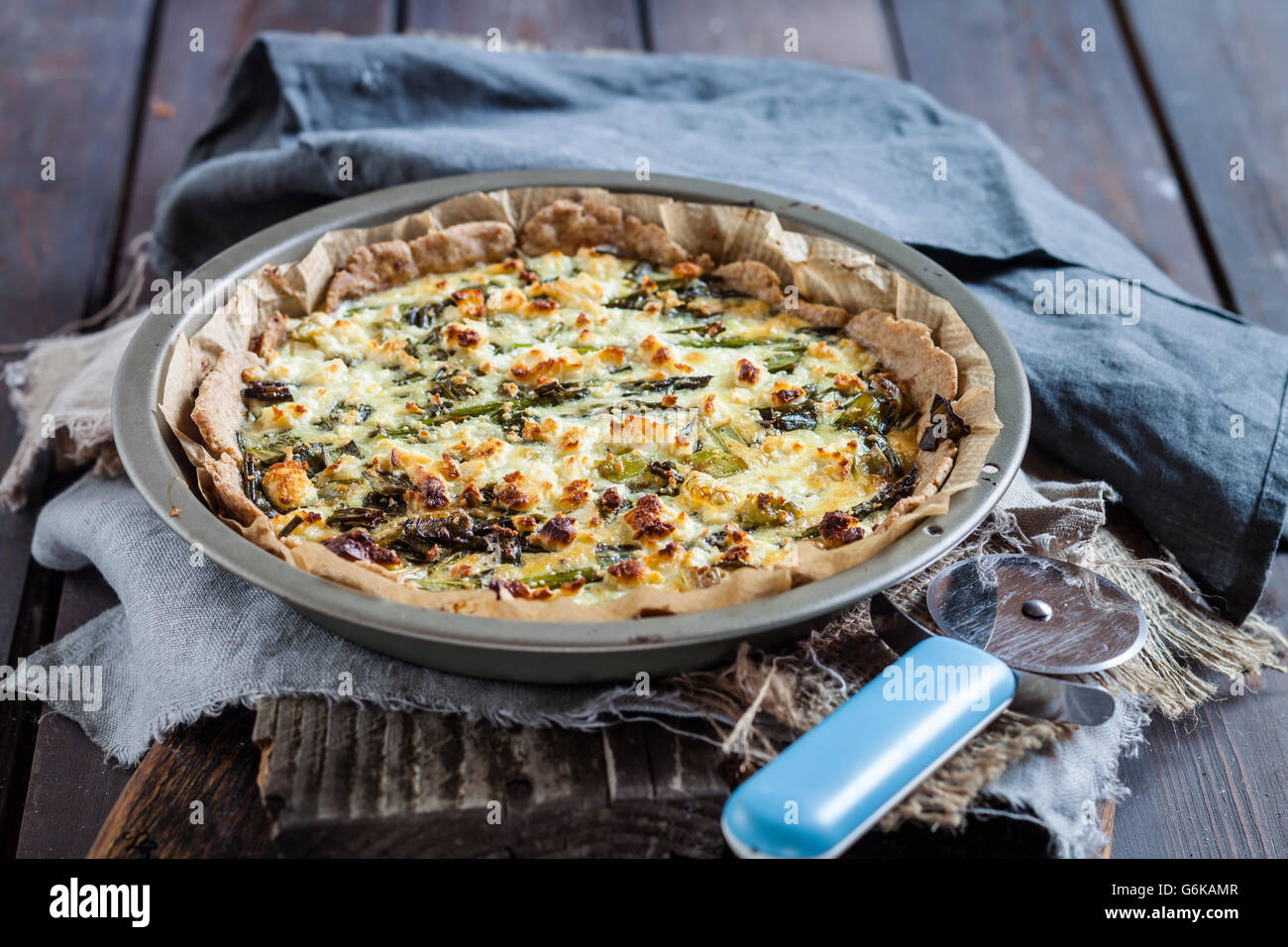 Le plat de cuisson des asperges vertes tarte de fromage feta Banque D'Images