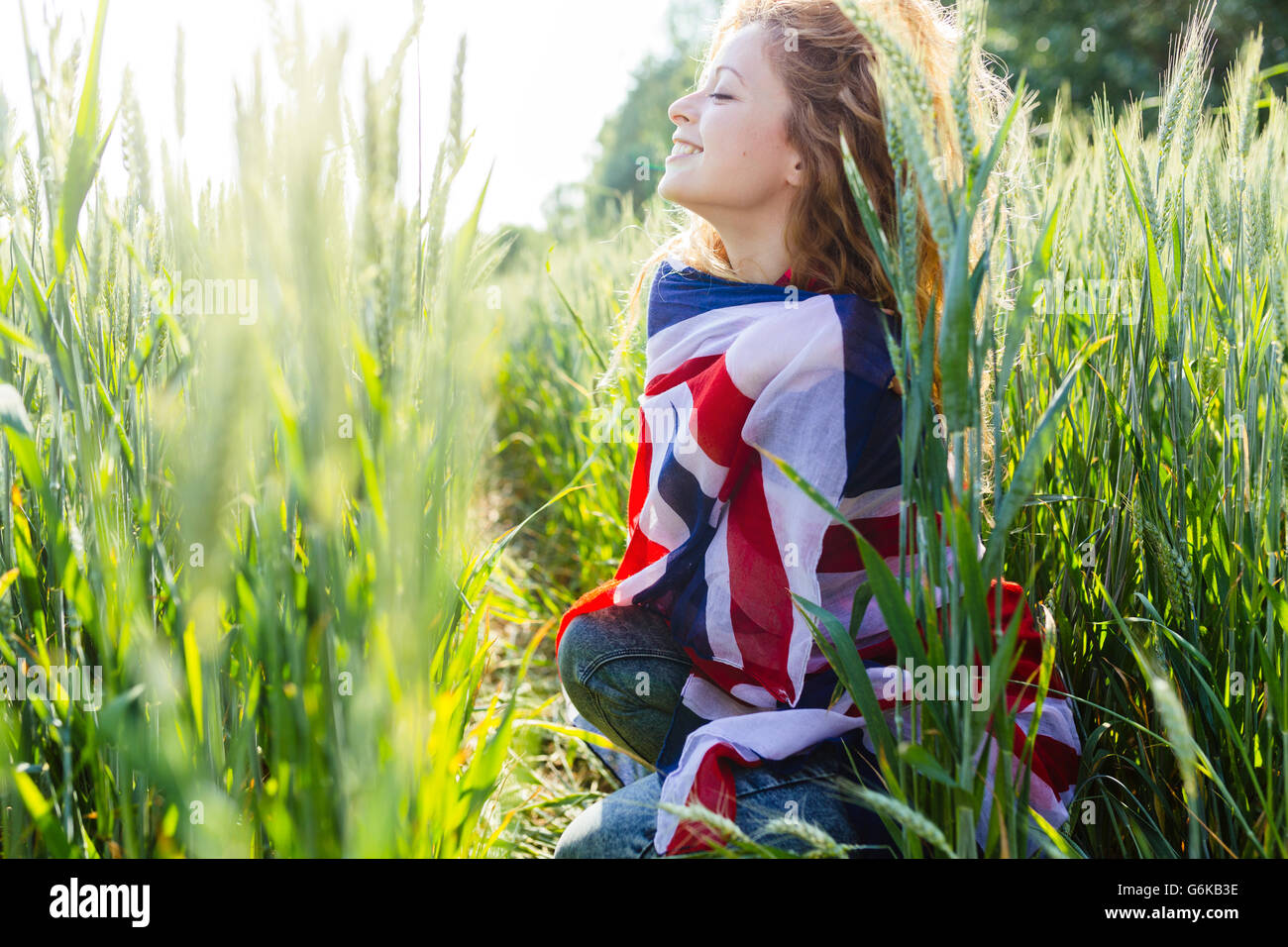 Femme souriante avec Union Jack dans la nature Banque D'Images