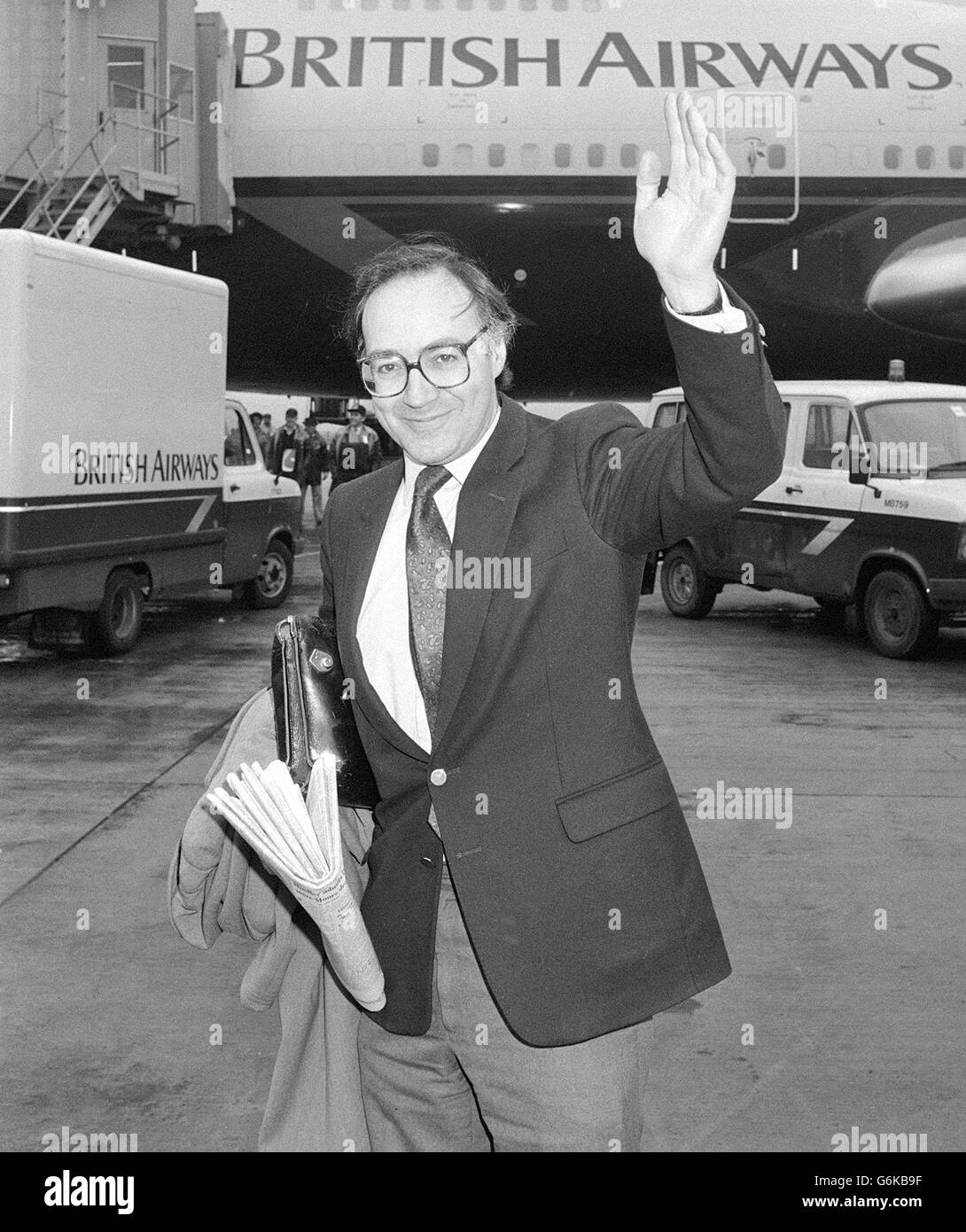 Le ministre du Commerce Michael Howard de l'aéroport d'Heathrow sur le point d'embarquer pour son vol à Tokyo où il tentera d'éviter une guerre commerciale entre la Grande-Bretagne et le Japon. Banque D'Images