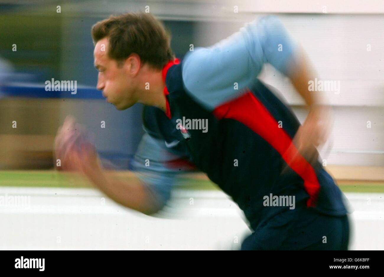 DaN Luger, en Angleterre, s'étire pendant l'entraînement au stade Suncorp à Brisbane, en Australie, avant leur match de finale de la coupe du monde de rugby contre le pays de Galles. Banque D'Images