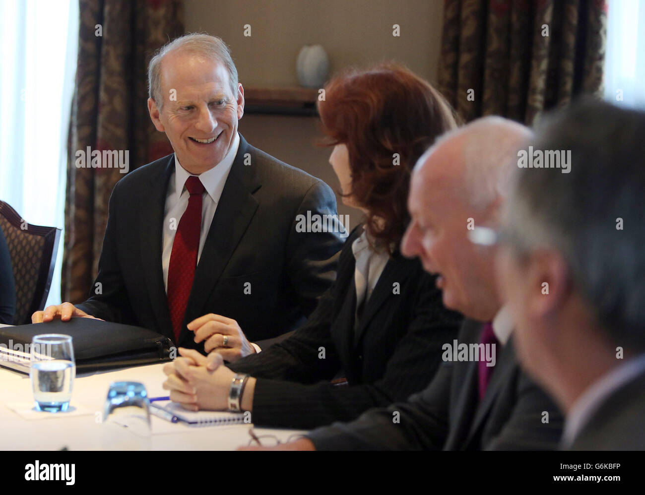 Le diplomate AMÉRICAIN, M. Richard Haass, assisté du professeur de Harvard Meghan O'Sullivan, avec des membres des partis politiques après les tables rondes à l'Europa Hotel Belfast. Banque D'Images