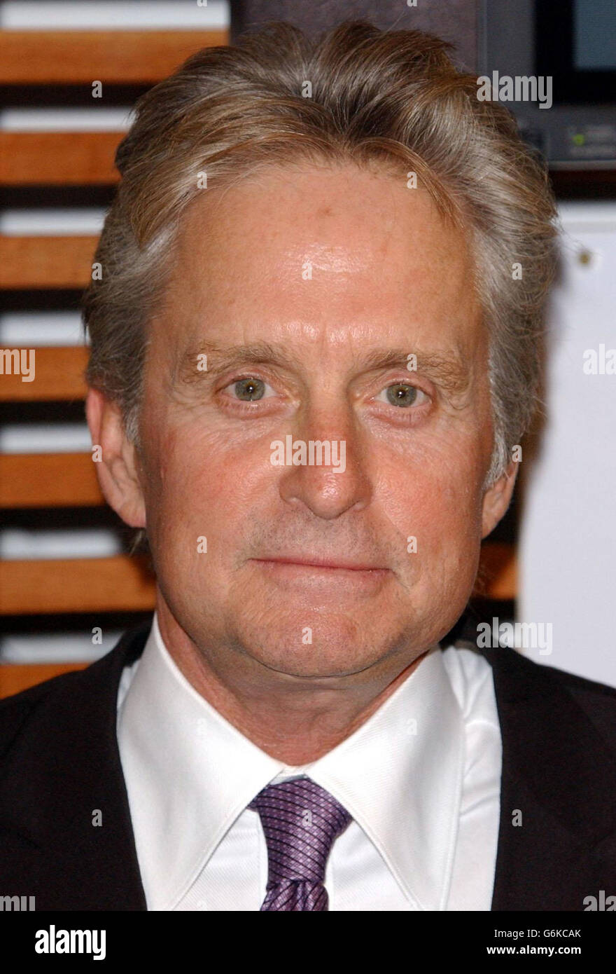 Acteur Michael Douglas lors d'une remise officielle de l'attraction touristique de la Costa Nord, dans le nord de Majorque, au Président du Gouvernement des Îles Baléares Jaime Matas à l'exposition World Travel Market à Excel dans les Docklands de Londres. Banque D'Images