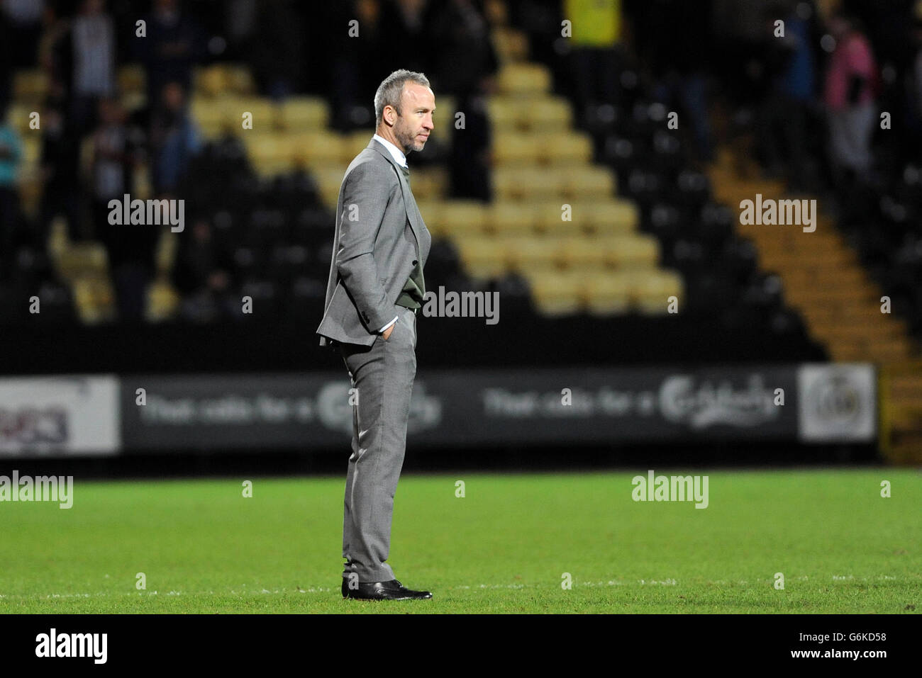 Football - Sky Bet League One - Notts County / Wolverhampton Wanderers - Meadow Lane.Shaun Derry, directeur du comté de Notts, coupe une figure solitaire sur le terrain après le coup de sifflet final Banque D'Images