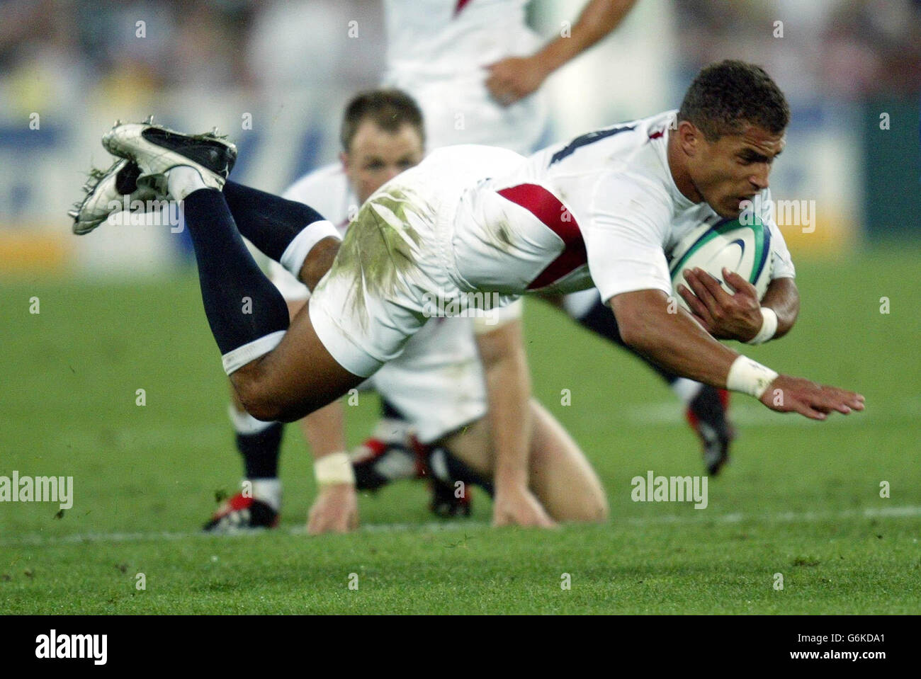 Jason Robinson lors de la victoire de l'Angleterre sur la France en 24-7 lors de la demi-finale de la coupe du monde de rugby au stade Telstra de Sydney. Clive Woodward, le patron de l'Angleterre, a déclaré qu'il mettra l'accent sur l'entraînement léger cette semaine alors que ses joueurs se prépareront pour la finale de la coupe du monde de samedi prochain contre l'Australie. Banque D'Images