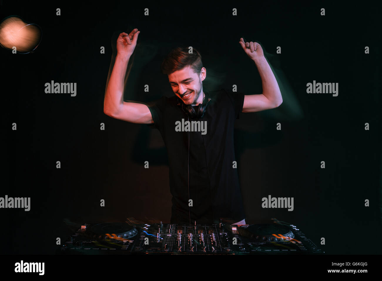 Cheerful Young dj à jouer de la musique et de la danse à la couronne Banque D'Images