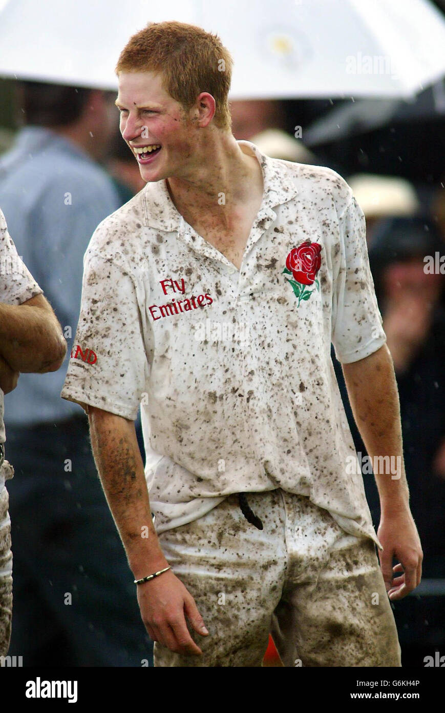 Le Prince Harry rit après que son équipe de la Jeune Angleterre ait battu Young Australia 6-4 lors de leur match de test de polo dans le quartier de Richmond, en Australie, à Sydney. Banque D'Images