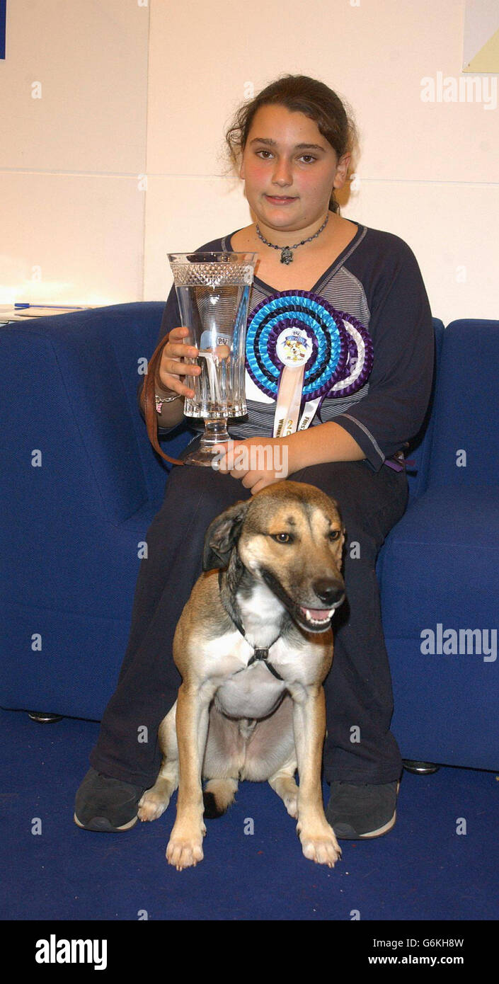 Arzhia Habibi, 11 ans, de Brighton, détient Dylan, le vainqueur du Pal Scrufts Family Crossbread de l'année 2003.le concours a été jugé par TV Vet Joe Inglis à Earls court 2 à Londres. Banque D'Images