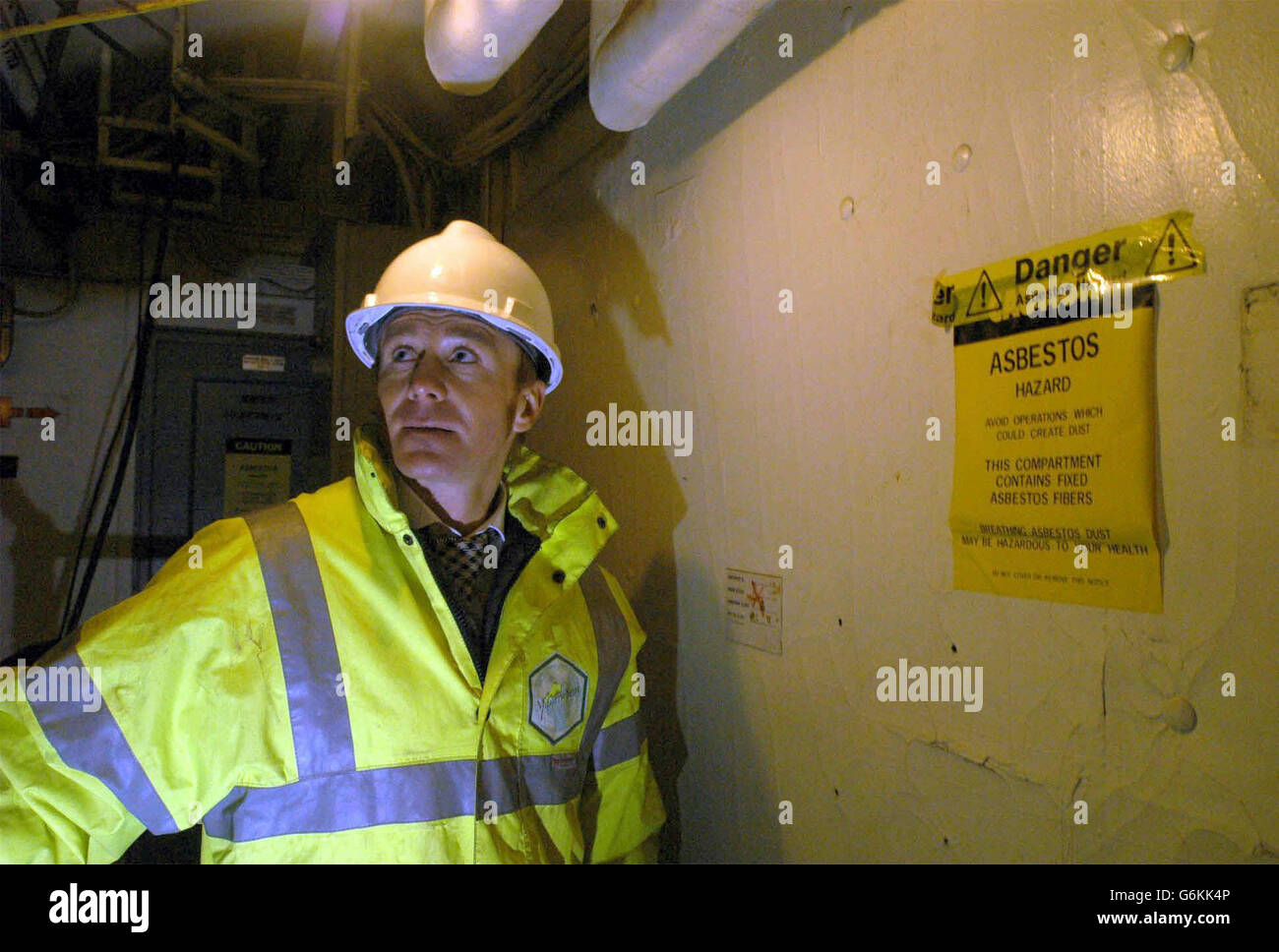 Shaun Hughes, responsable des opérations du groupe Able au Royaume-Uni, regarde le pont ci-dessous à bord du pétrolier Caloosahatchee, l'un des « navires fantômes » américains amarrés à Hartlepool. Les militants disent que les produits chimiques toxiques et l'amiante sur les navires posent un risque, mais le Royaume-Uni, qui a le contrat pour démanteler les navires, a déclaré que les navires ne sont pas plus dangereux que les navires actuels en mer. Une audience judiciaire doit avoir lieu en décembre pour décider si le travail peut aller de l'avant. Banque D'Images