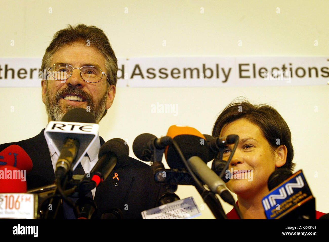 Le président de Sinn Fein, Gerry Adams, avec son collègue Mary Lou McDonald, s'exprimant devant les médias au Kings Hall de Belfast Ouest après avoir été élu pour le premier chef, où son parti avait pour objectif cinq sièges. Le parti a occupé les quatre premiers postes dans la circonscription avec FRA McCann en deuxième, l'ancien ministre de la Santé de Stormont Bairbre de Brun en troisième et Michael Ferguson en quatrième. Banque D'Images