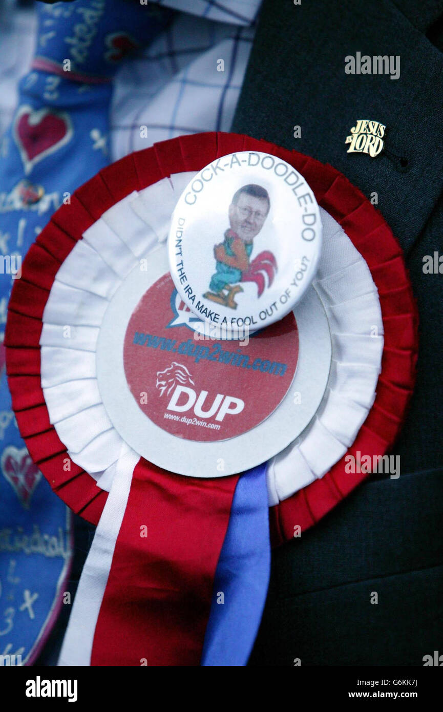 Le Rév Ian Paisley, chef du Parti unioniste démocratique, montre son insigne après avoir été en tête du scrutin dans le compte de North Antrim à Ballymoney aux élections en Irlande du Nord. Le leader des progiciels DUP a déclaré aujourd'hui qu'il était « un grand jour pour Ulster ». Banque D'Images