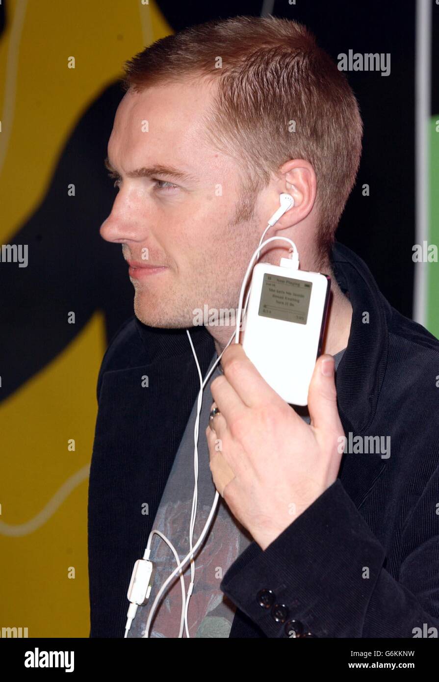 Le chanteur Ronan Keating avec le nouvel iPod Apple 40 Go qui contient 10,000 chansons à Virgin Megastore dans Oxford Street à Londres. Ronan a allumé l'iPod qui jouera en continu dans le magasin pendant 28 jours jusqu'au 24 décembre 2003. 21/12/03: Les magasins ont du mal à faire face à la demande d'une stéréo personnelle de haute technologie qui est devenu le gadget indispensable de l'année, il est apparu. Les usines travaillent à plat pour satisfaire la demande pour les trois modèles de la gamme iPod qui coûtent entre 249 et 399. L'iPod, fabriqué par Apple, est un lecteur de musique qui peut stocker jusqu'à 10,000 morceaux individuels dans une machine Banque D'Images