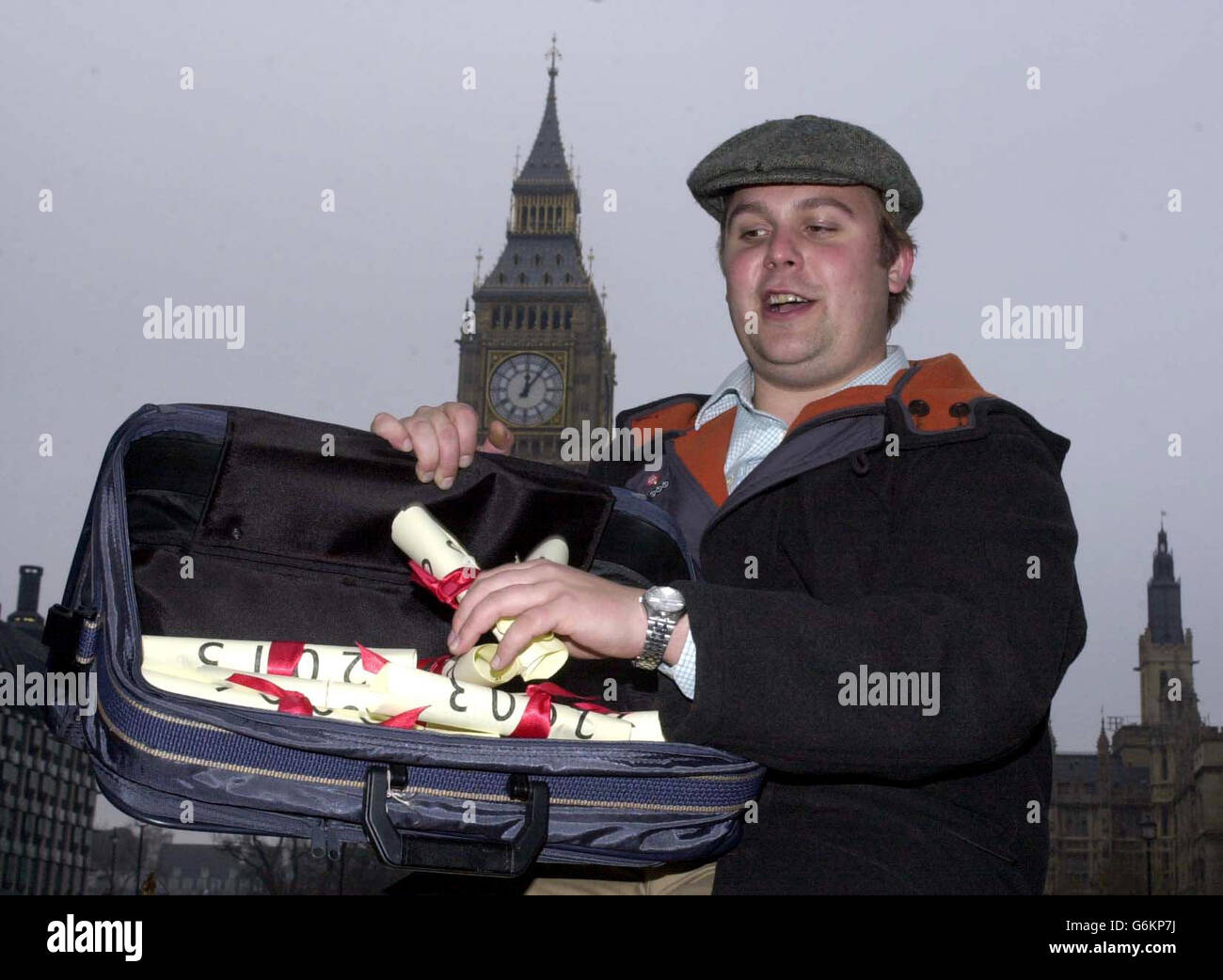 James Lloyd, ancien étudiant et membre du Comité exécutif de l'Union nationale des étudiants, tient une vente aux enchères simulée de diplômes universitaires à Westminster alors que les députés débattent des frais d'appoint des étudiants. Banque D'Images